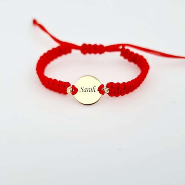 Bratara personalizata – Banut 10 mm gravat cu nume/data/initiala si cu 2 bilute 3 mm – Aur Galben 14K – Snur impletit reglabil