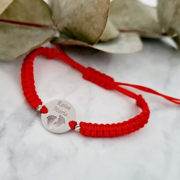 Bratara personalizata – Banut 12 mm cu picioruse decupate si cu 2 bilute 3 mm – Aur Alb 14K – Snur impletit reglabil