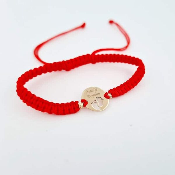 Bratara personalizata – Banut 12 mm cu picioruse decupate si cu 2 bilute 3 mm – Aur Galben 14K – Snur impletit reglabil