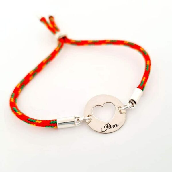 Bratara personalizata – Banut 15 mm cu inima decupata – Argint 925 – Snur 2 mm paracord, colorat si reglabil