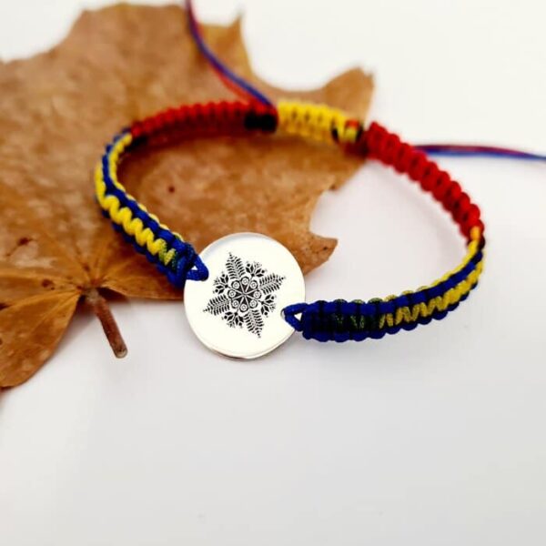 Bratara personalizata – Banut 15 mm – Tara mea brodata – Argint 925 – Snur impletit tricolor