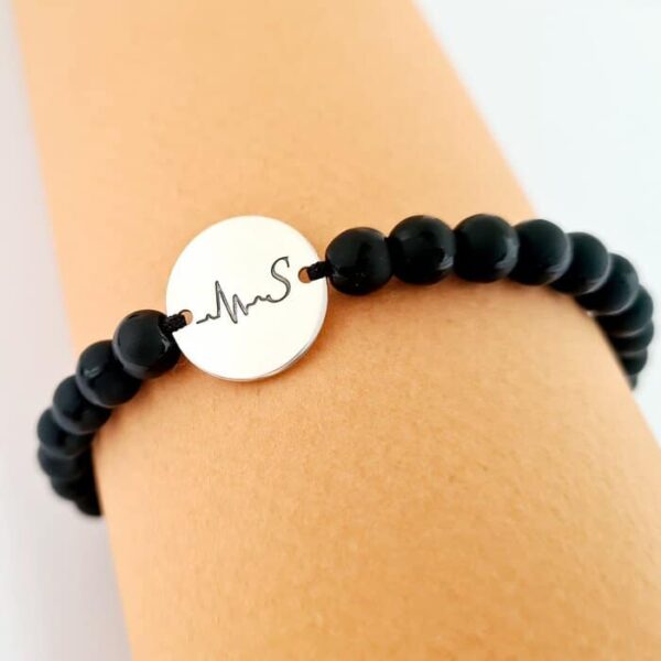 Bratara personalizata – Bataia inimii si initiala – Banut 15 mm – Argint 925 – Pietre semipretioase – Inchizatoare snur reglabil