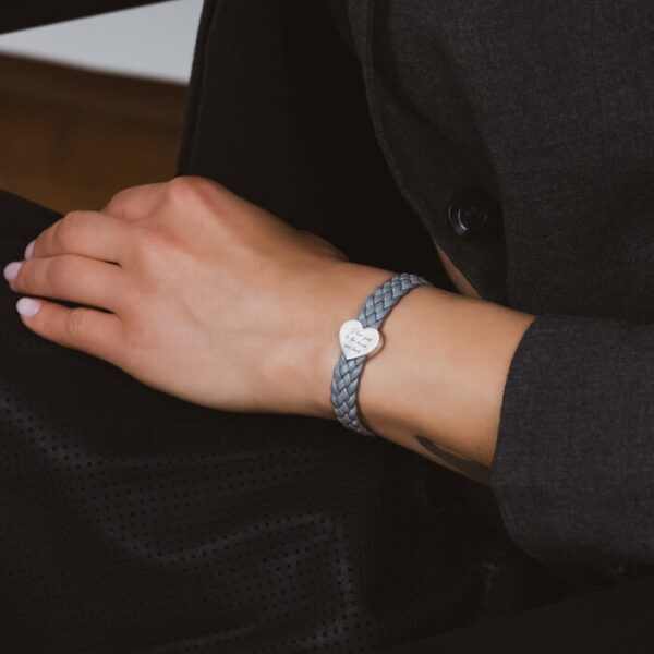 Bratara personalizata cu Charm 3D Inima – Argint 925 cu aspect mat – Piele impletita gri deschis – Inchizatoare clips din otel inoxidabil