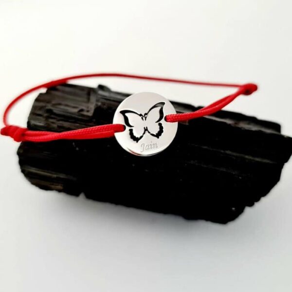 Bratara personalizata cu nume – Fluture decupat – Aur Alb 14K – Banut 12 mm diametru – snur reglabil