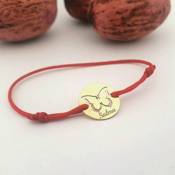 Bratara personalizata cu nume – Fluture decupat – Aur Galben 14K – Banut 12 mm diametru – snur reglabil