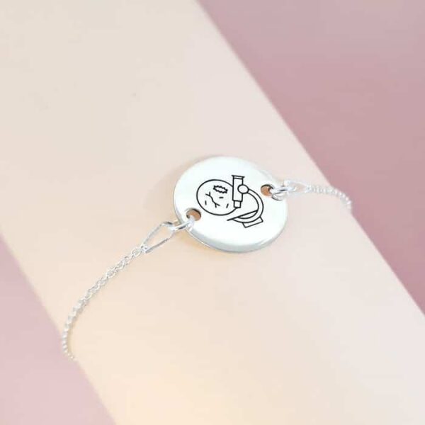 Bratara personalizata cu simbol materie scoala – Biologie – Banut de 15 mm cu lantisor – Argint 925