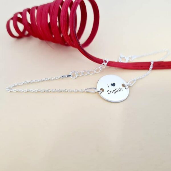 Bratara personalizata cu simbol materie scoala – Engleza – Banut de 15 mm cu lantisor – Argint 925