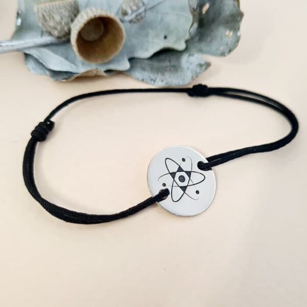 Bratara personalizata cu simbol materie scoala – Fizica – Banut de 15 mm cu snur reglabil – Argint 925