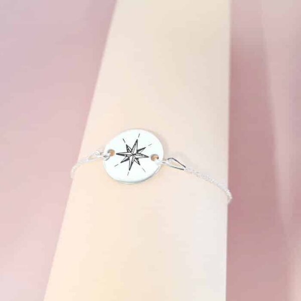 Bratara personalizata cu simbol materie scoala – Geografie – Banut de 15 mm cu lantisor – Argint 925