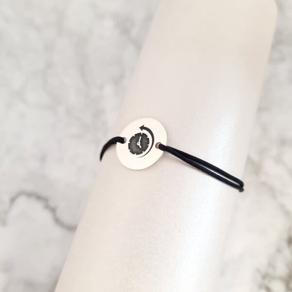 Bratara personalizata cu simbol materie scoala – Istorie – Banut de 15 mm cu snur reglabil – Argint 925