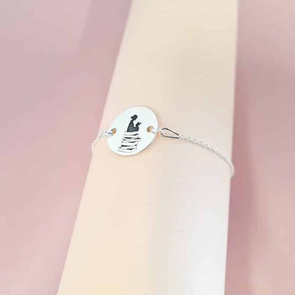 Bratara personalizata cu simbol materie scoala – Literatura – Banut de 15 mm cu lantisor – Argint 925