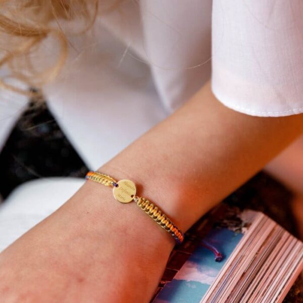 Bratara personalizata cu snur impletit multicolor – Banut 10 mm gravat cu nume/data/mesaj/simbol – Aur Galben 14K