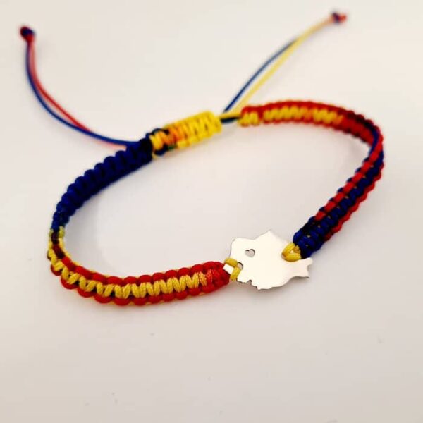 Bratara personalizata – Harta Romaniei cu inima decupata – Argint 925 – Snur impletit tricolor