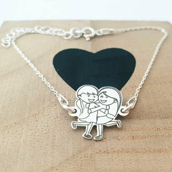 Bratara personalizata – Model decupat – 2 fete/surori/prietene imbratisate – Argint 925 – lantisor