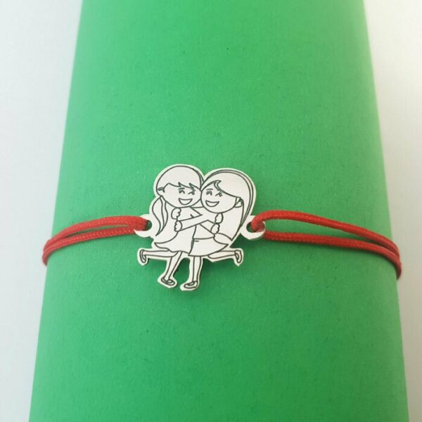 Bratara personalizata – Model decupat – 2 fete/surori/prietene imbratisate – Argint 925 – snur reglabil