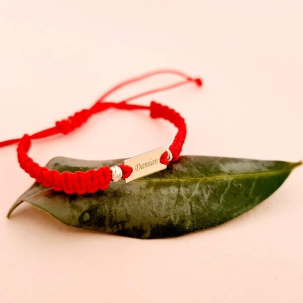 Bratara personalizata – Placuta cu nume si cu 2 bilute de 3 mm – Aur Galben 14k – Snur reglabil impletit diverse culori