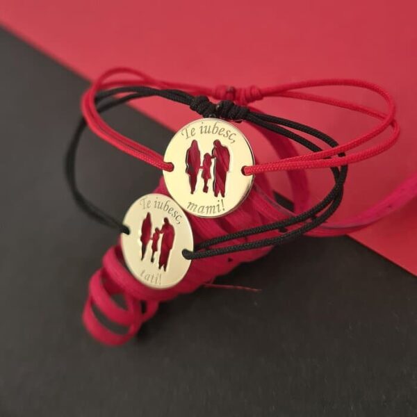 Set 2 bratari personalizate – Banuti cu model decupat – Mama, tata si fetita – Aur Galben 14K – snur reglabil