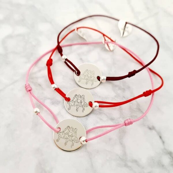 Set 3 bratari personalizate – Inima  Soul Sisters – Banut 15 mm cu 3 siluete cu rochite Surori/Prietene – Bilute 4 mm – Argint 925 – Snur reglabil