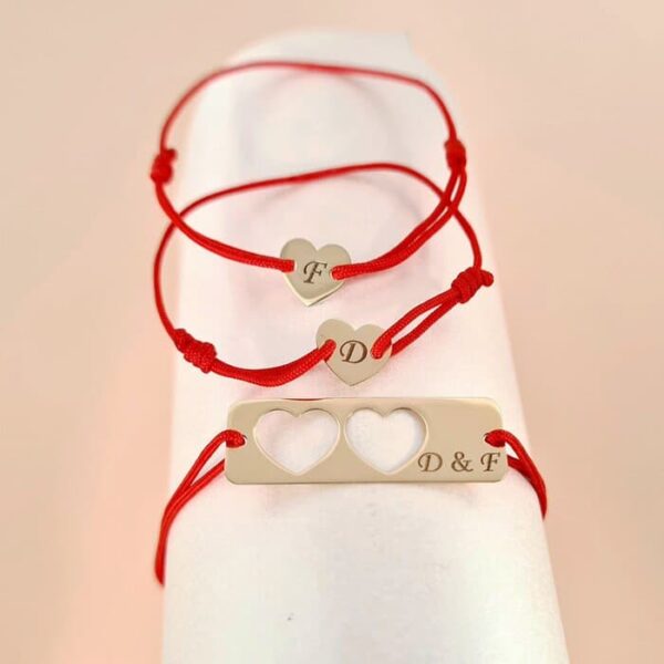 Set 3 bratari personalizate – Mama cu 2 fete – Placuta si 2 Inimioare decupate cu snur – Aur Galben 14 K