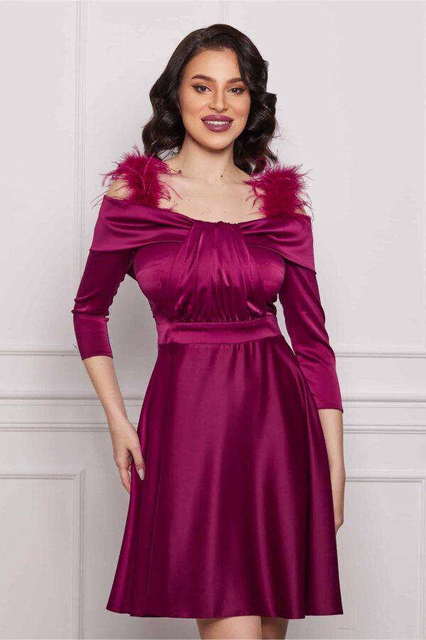 Rochie Dy Fashion bordo cu pene la umeri si pliuri pe bust