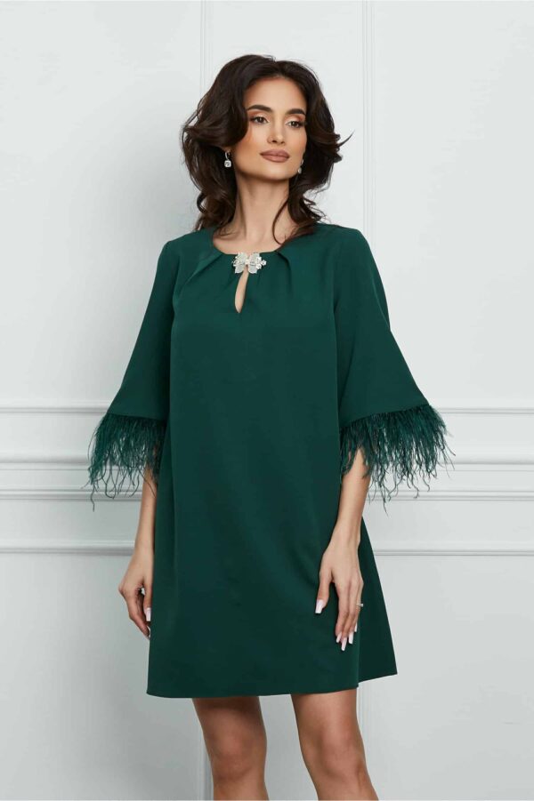 Rochie Dy Fashion verde cu accesoriu la decolteu si pene la maneci
