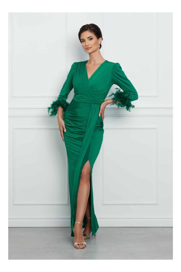 Rochie Mirela verde satinata cu pliuri si pene la baza manecilor