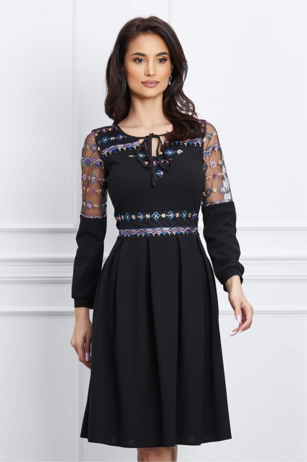 Rochie Moze neagra cu broderie albastra pe bust si maneci