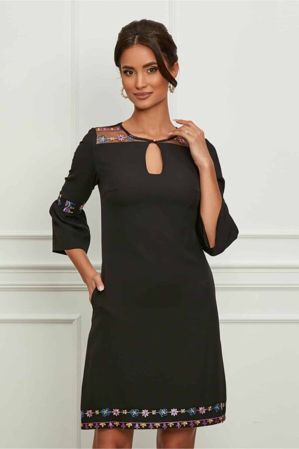 Rochie Moze neagra cu broderie discreta