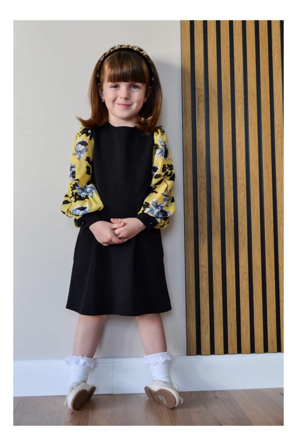 Rochita pentru fetite Dy Fashion neagra cu imprimeuri pe maneci