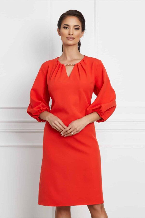 Rochie Emilia corai cu pliuri si accesoriu la decolteu