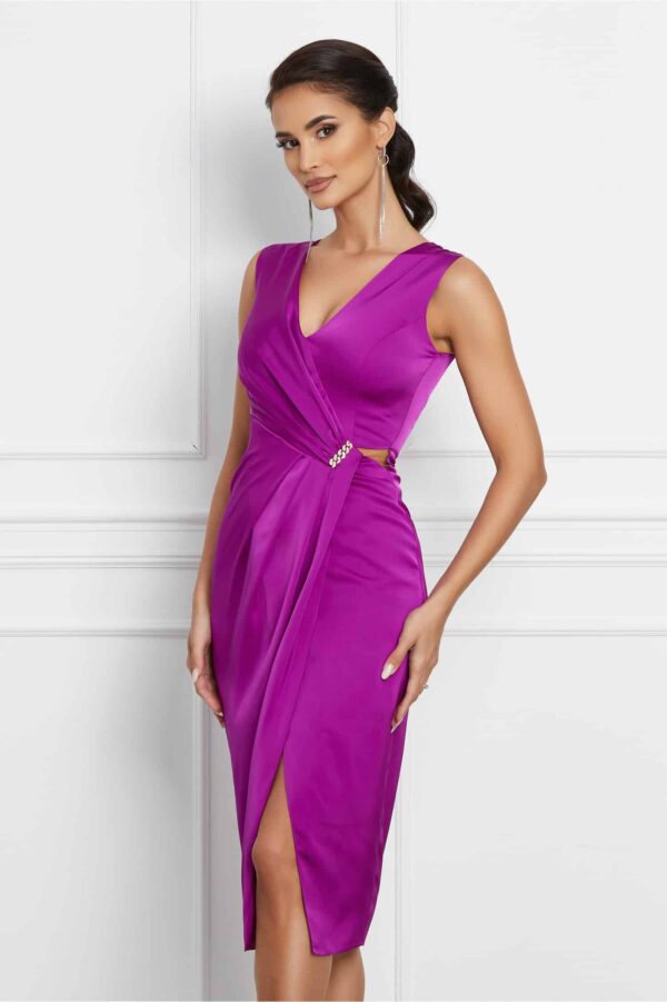 Rochie Ginette mov petrecuta cu aplicatie tip bijuterie