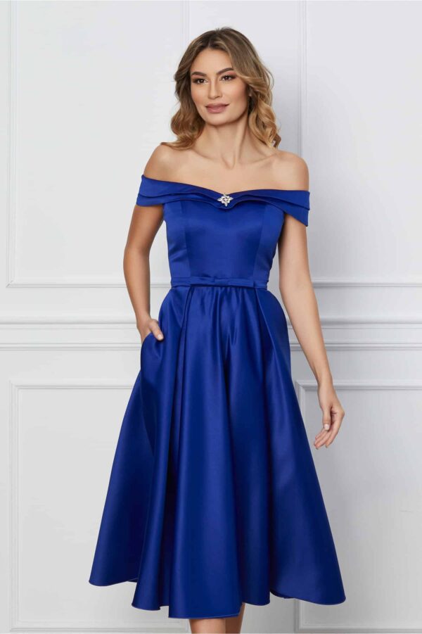 Rochie MBG albastra cu umeri goi si accesoriu la decolteu