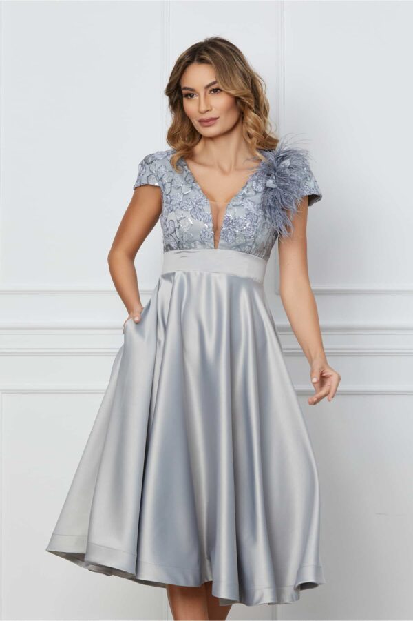 Rochie MBG gri cu broderie si pene la bust
