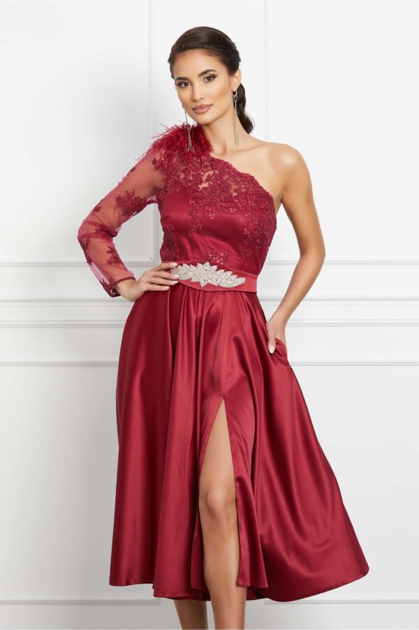 Rochie MBG rosie cu pene la umar si brau cu strasuri