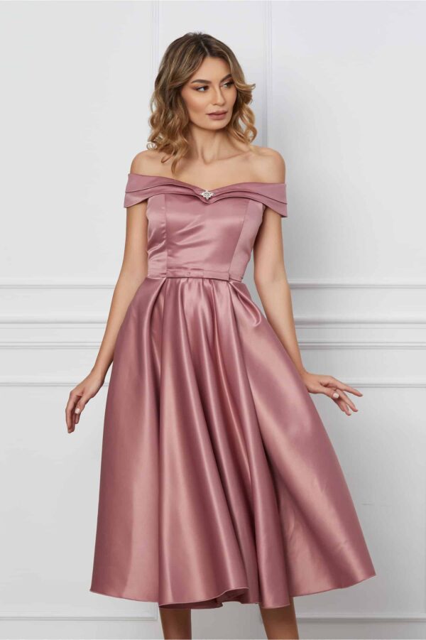 Rochie MBG roz cu umeri goi si accesoriu la decolteu