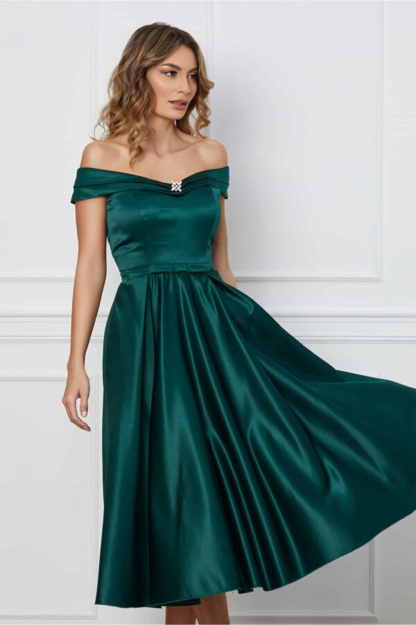 Rochie MBG verde cu umeri goi si accesoriu la decolteu