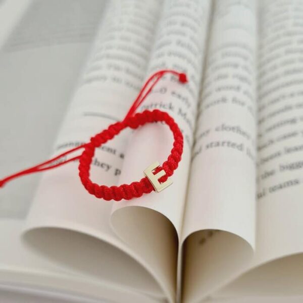 Bratara Initiala Ta pentru bebe – Aur 14K – Snur rosu impletit, reglabil