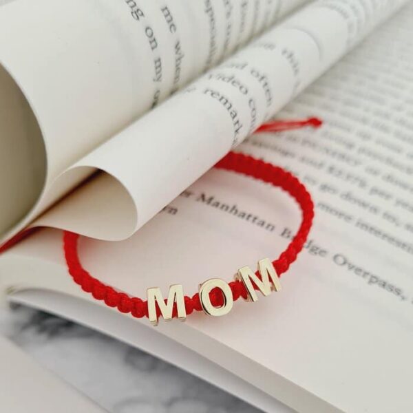 Bratara 3 litere – MOM – Aur Galben 14K – Snur rosu impletit dama