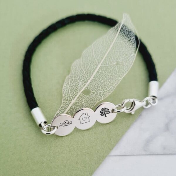 Bratara 3 banuti – 3 pasiuni gravate – Argint 925, piele impletita