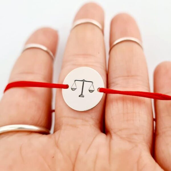 Bratara Balanta gravata – Argint 925, snur rosu reglabil