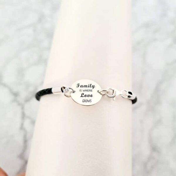 Bratara banut cu mesaj – Family is where love grows – Argint 925, piele neagra impletita