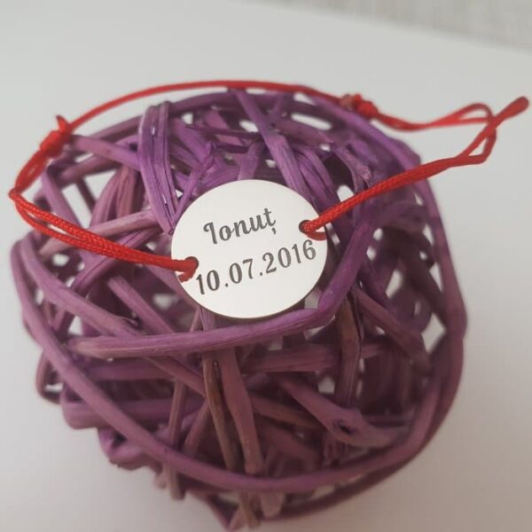 Bratara banut gravat – Argint 925, snur rosu