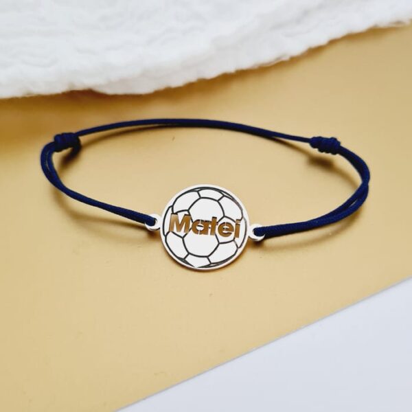 Bratara banut minge de fotbal cu nume decupat – Argint 925 – snur reglabil