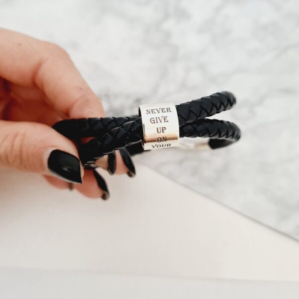 Bratara barbateasca – Cilindru cu mesaj personal – Argint 925 – 2 straturi piele impletita groasa – Inchizatoare carabina