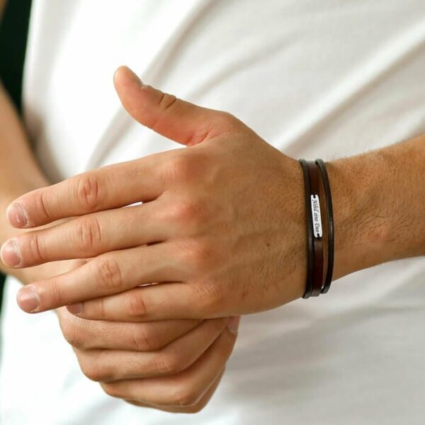 Bratara barbateasca cu 3 straturi de piele naturala simpla – Placuta ingusta cu gravura personalizata – Argint 925 – Inchizatoare clips inox