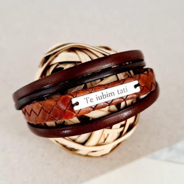 Bratara Charming – Model barbatesc cu piele maro – Placuta cu gravura personalizata din Argint 925 – Inchizatoare neagra inox