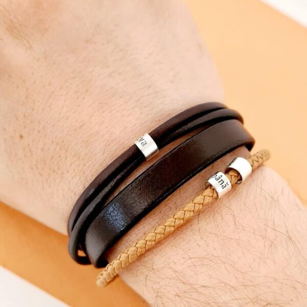Bratara Cool – Model barbatesc cu piele maro – Cilindri cu gravura personalizata din Argint 925 – Inchizatoare neagra inox