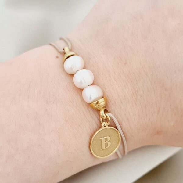 Bratara cu Perle – Initiala in profunzime – Model 3 perle si charm banut cu gravura inversa – Argint 925 placat cu Aur Galben 18K – Snur reglabil