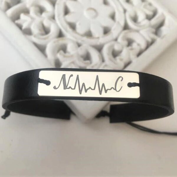 Bratara cu placuta gravata cu initiale si simbol bataia inimii- Argint 925, piele