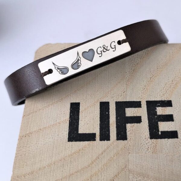 Bratara cu placuta gravata simbol aripi, inimioara si initiale – Argint 925, piele